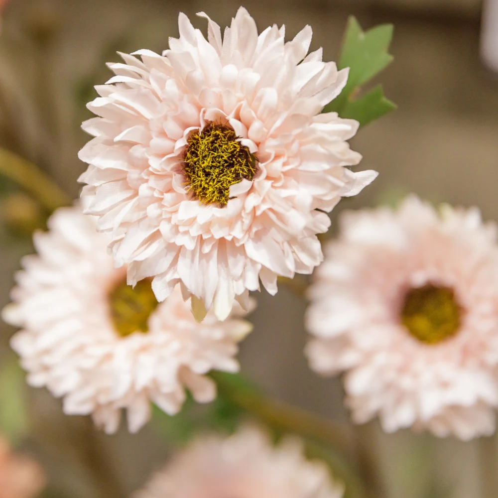 Hoe kunstbloemen beweging brengen in een stille ruimte